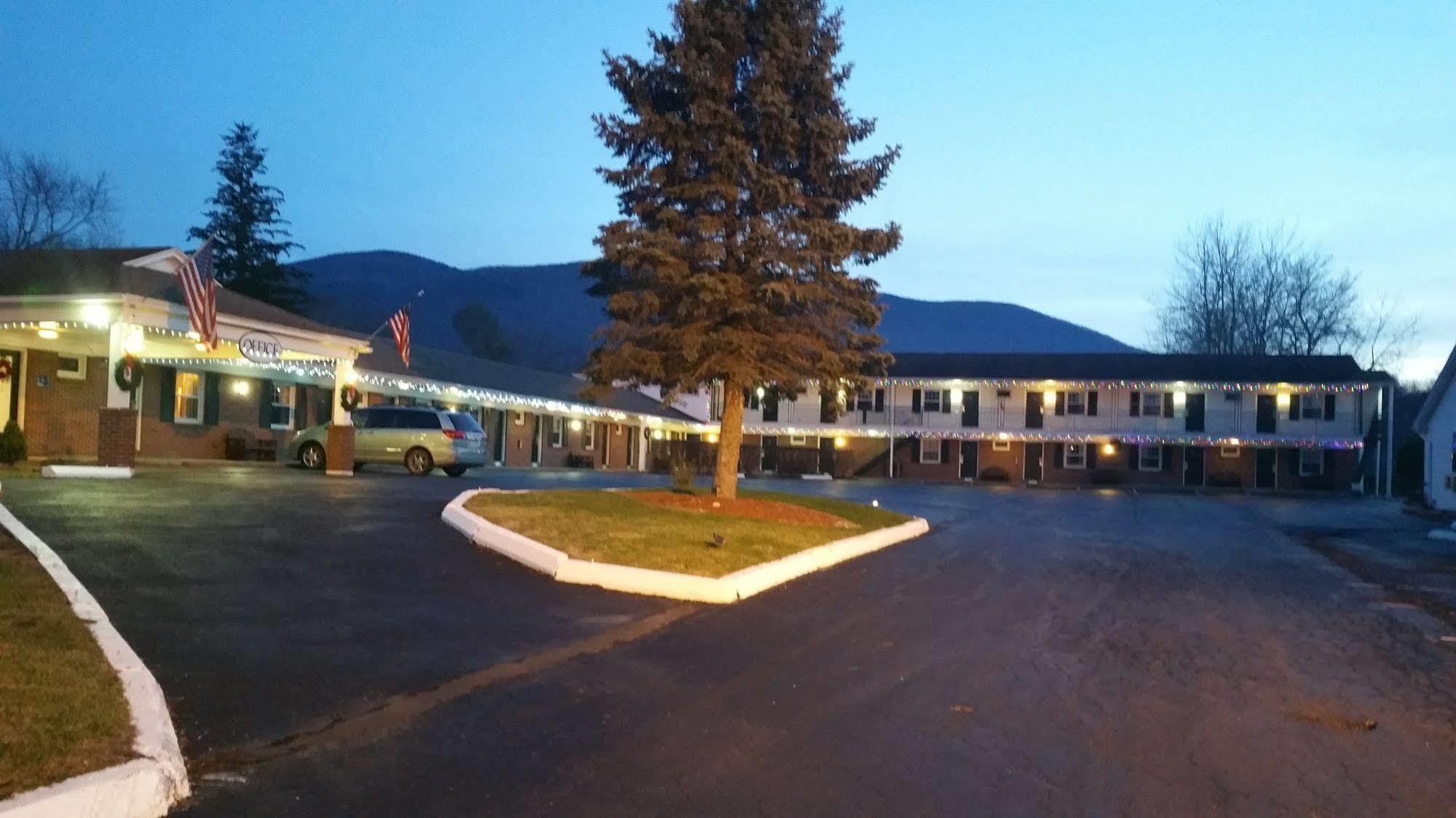 Howard Johnson By Wyndham Williamstown Exterior foto